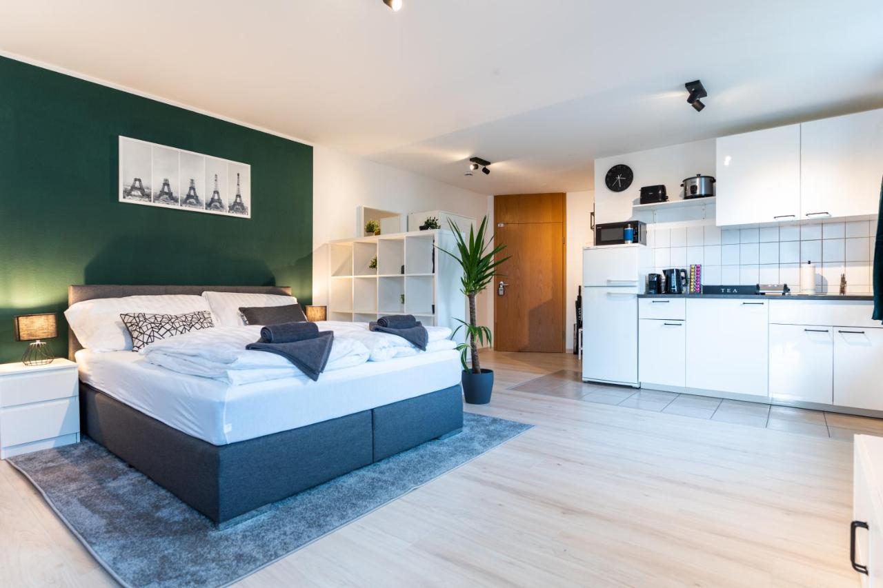 Mercedes I Stuttgart I Kitchen I Home Office I Parkplatz Μπέμπλινγκεν Εξωτερικό φωτογραφία